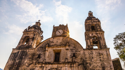 Mañana soleada en iglesia de la Santísima Trinidad en el pueblo mágico de Tepoztlán, Morelos. 