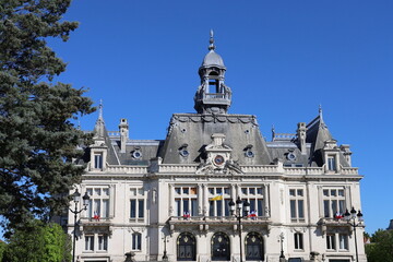 Fototapeta na wymiar La mairie de Vichy, vue de l'extérieur, ville de Vichy, département de l'Allier, France