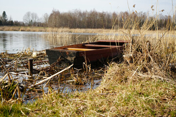 Fototapeta na wymiar Łódka na jeziorze