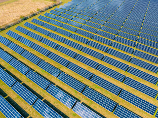 Landwirtschaft neben einer Photovoltaik Freiflächenanlage im ländlichen Deutschland