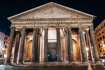 Obraz premium Pantheon of Rome at night 