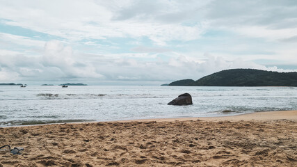 Ondas quebrando na beira do mar