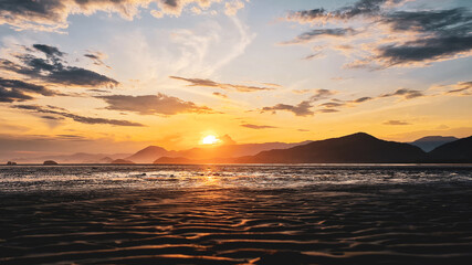 Pôr do sol de praia afrodisíaca no Brasil