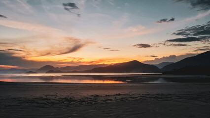 Pôr do sol em praia afrodisíaca no Brasil