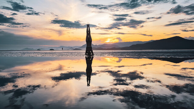 Mulher fazendo ioga na beira da praia durante p&ocirc;r do sol