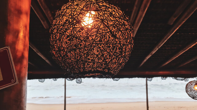 Lumin&aacute;ria em quiosque em frente a praia