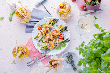 Weißer und grüner frischer Spargel mit  Erdbeeren eingewiekelt in blätterteig mit leckeren schinken 