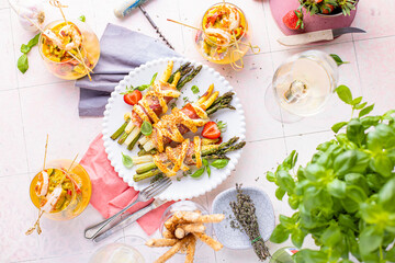 Weißer und grüner frischer Spargel mit  Erdbeeren eingewiekelt in blätterteig mit leckeren...