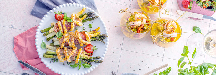 Weißer und grüner frischer Spargel mit  Erdbeeren eingewiekelt in blätterteig mit leckeren...