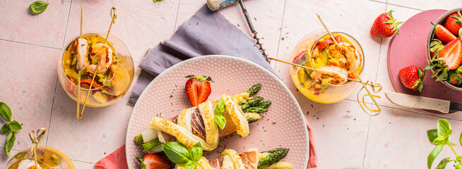 Weißer und grüner frischer Spargel mit  Erdbeeren eingewiekelt in blätterteig mit leckeren...