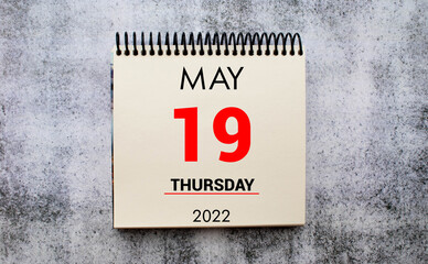 Obraz premium may 19. 19th day of month, calendar date. Stand for desktop calendar on beige wooden background.
