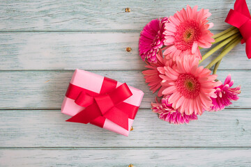 Flores con cinta y ramo para el día de las madres