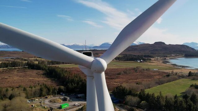 Windrad auf der Insel Har&oslash;y in Norwegen