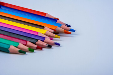 Naklejka premium colored pencils of rainbow colors .Many colored pencils.