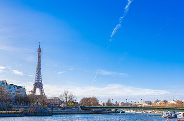 パリ　セーヌ川とエッフェル塔