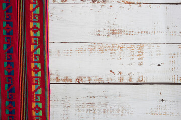 Mantel bordado con motivos mexicanos en mesa de madera