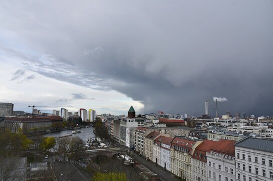 Unwetter &uuml;ber Berlin Mitte &ndash; Geteilter Himmel