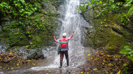 Obraz premium person in the waterfall