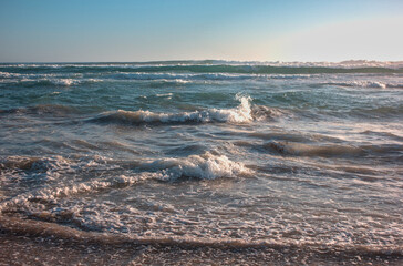 olas del mar en la orilla de la playa en la tarde