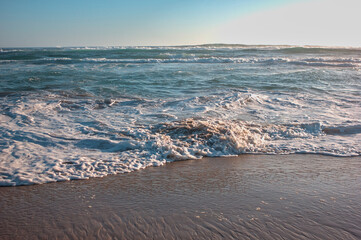 olas del mar en la orilla de la playa en la tarde