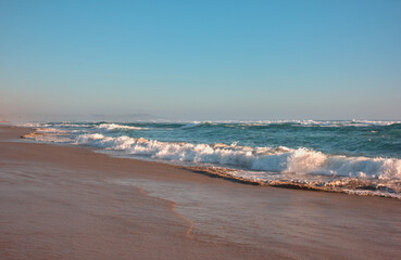 olas del mar en la orilla de la playa en la tarde
