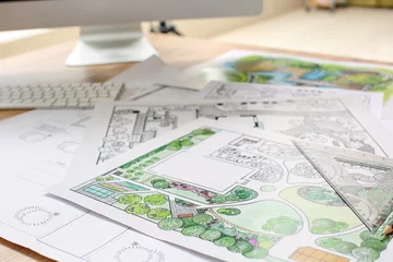 Rolgordijnen Projecten van landschapsontwerpers op tafel in kantoor © Pixel-Shot