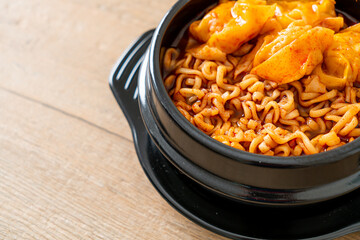 Korean instant noodles with dumplings
