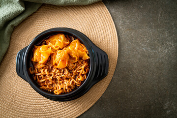 Korean instant noodles with dumplings