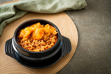 Korean instant noodles with dumplings