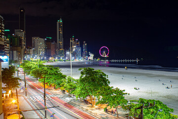 noite e as luzes dos prédios e do trafego de carros na cidade de Balneário Camboriú Santa...