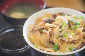 沖縄県宮古島の離島の神の島 大神島の名物のタコ料理ともずく味噌汁のランチセット