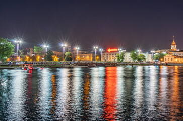 Fototapeta na wymiar Night on a pond in the center of the city
