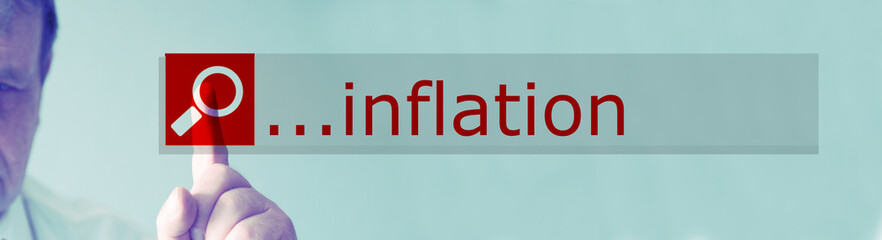 Ein Mann sucht in einer Suchmaschine nach Wort Inflation