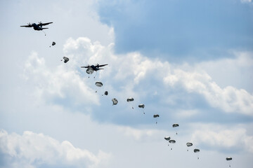 Parachute jumper. skydivers caught during a workout. photo during the day.
