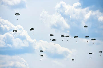 Parachute jumper. skydivers caught during a workout. photo during the day.