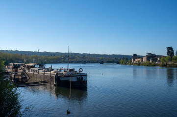 Fototapeta premium Berges du fleuve Saône autour de Neuville-sur-Saône dans le département du Rhône au printemps