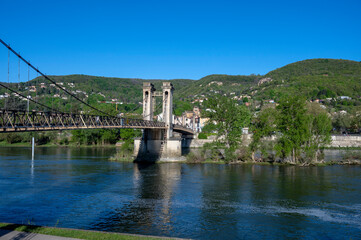 Berges du fleuve Saône autour de Rochetaillée-sur-Saône dans le département du Rhône au printemps