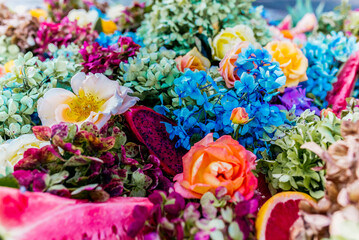 Tropische Blumen mit Hortensien und Rosen zusammen arrangiert auf einem Blumenbett