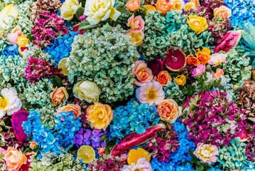 Obraz na płótnie Canvas Tropische Blumen mit Hortensien und Rosen zusammen arrangiert auf einem Blumenbett