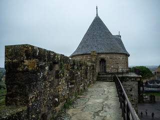 Fototapeta na wymiar parte de la muralla y una torre del castillo de Carcassonne 