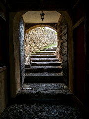 imagen de una calle de escaleras con una puerta en el Castillo de Foix