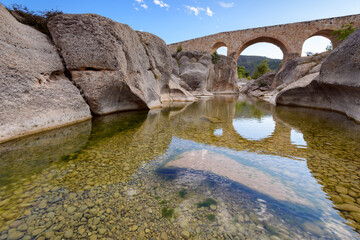 Puente de Cananillas sobre el río Bergantes, cerca de la población de Aguaviva, en la provincia...