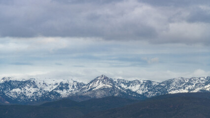 Bella vista de la sierra de Espadán cubierta de nieve, en la provincia de Castellón. Comunidad Valenciana. España. Europa