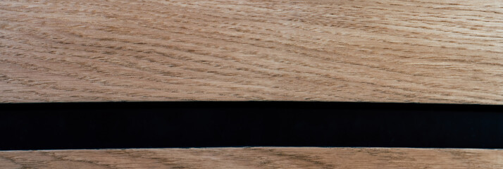 Drewniany front z czarną wąską linią. Zdjęcie panoramiczne.