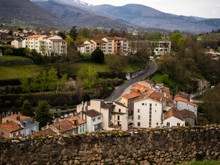 Obraz premium imagen del pueblo de Foix con la carretera enmedio y la montaña al fondo 