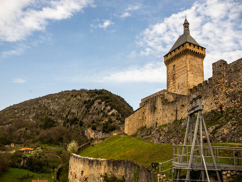 imagen de la torre del Castillo de Foix con la monta&ntilde;a al fondo