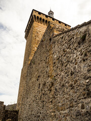 imagen de una torre del castillo de Foix al lado de una pared de piedra 