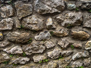 imagen textura pared de piedra con piedras de distintos tamaños y colores y las juntas de cemento