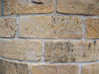 imagen textura pared de piedra de distintos tamaños y colores con las juntas de cemento