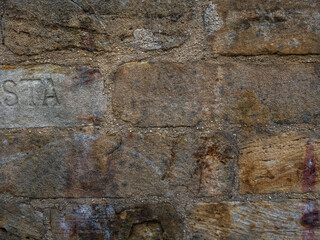 imagen textura pared de piedra de distintos tamaños y colores con las juntas de cemento